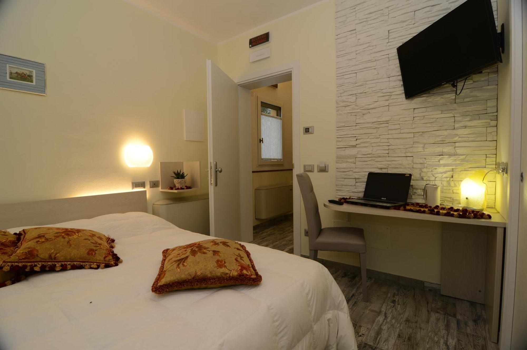 Pidkova Hotel Modena Bagian luar foto