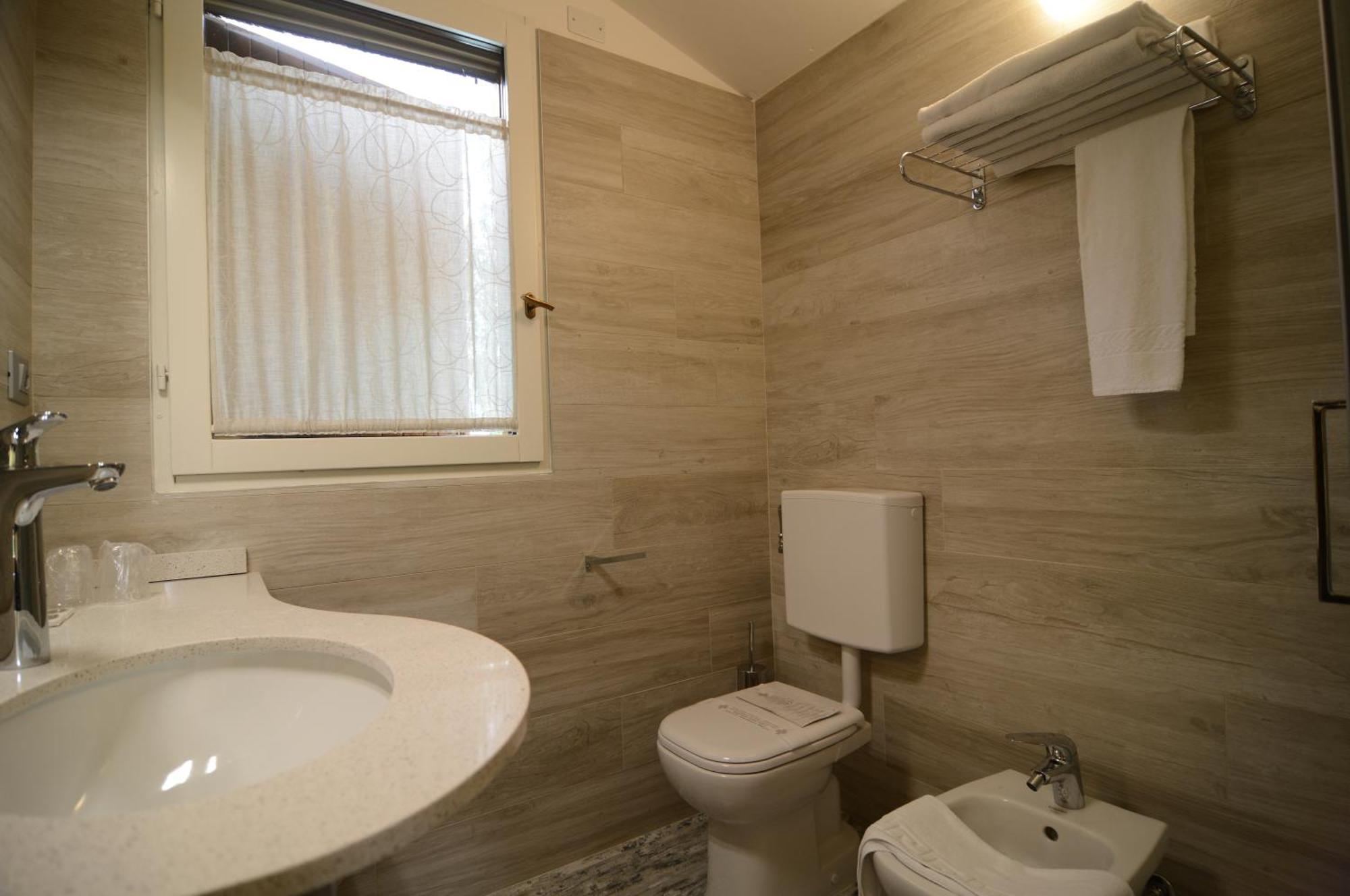 Pidkova Hotel Modena Bagian luar foto